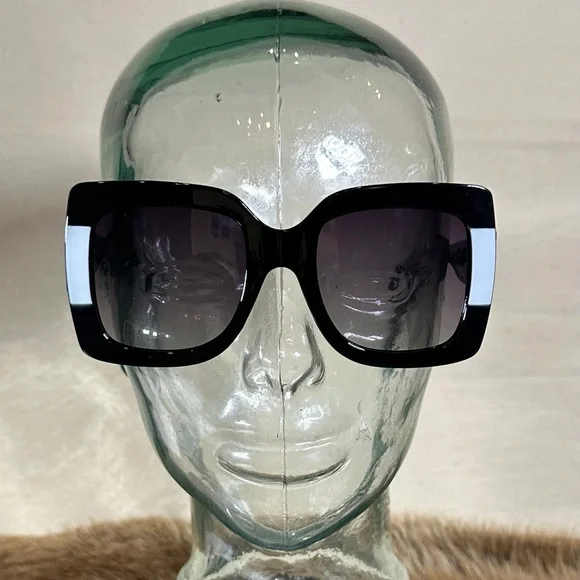 Chic Black Square Sunglasses - Picture 2 of 3